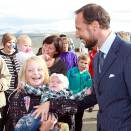 Kronprins Haakon hilser på oppmøtte under besøket på Folldal gruver (Foto: Lise Åserud / Scanpix)